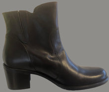 Load image into Gallery viewer, Nic Dean Brown